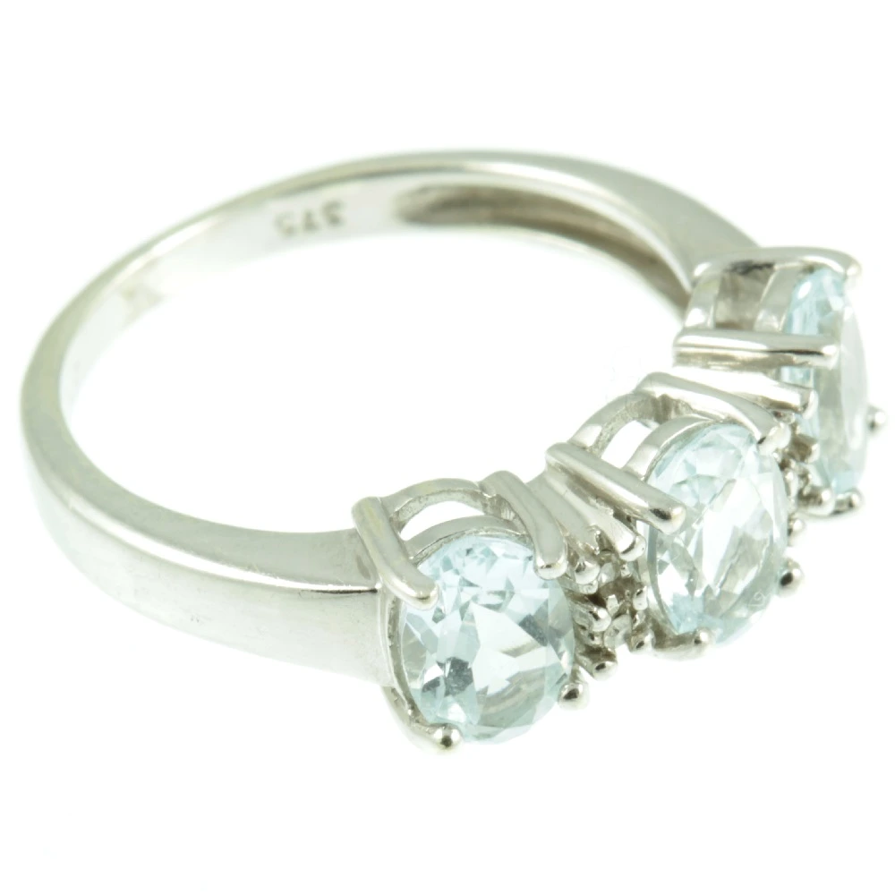 Three stone aquamarine ring - side view