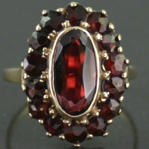 8 ct gold garnet ring