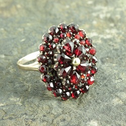 Retro 8ct Gold Garnet Cluster Ring