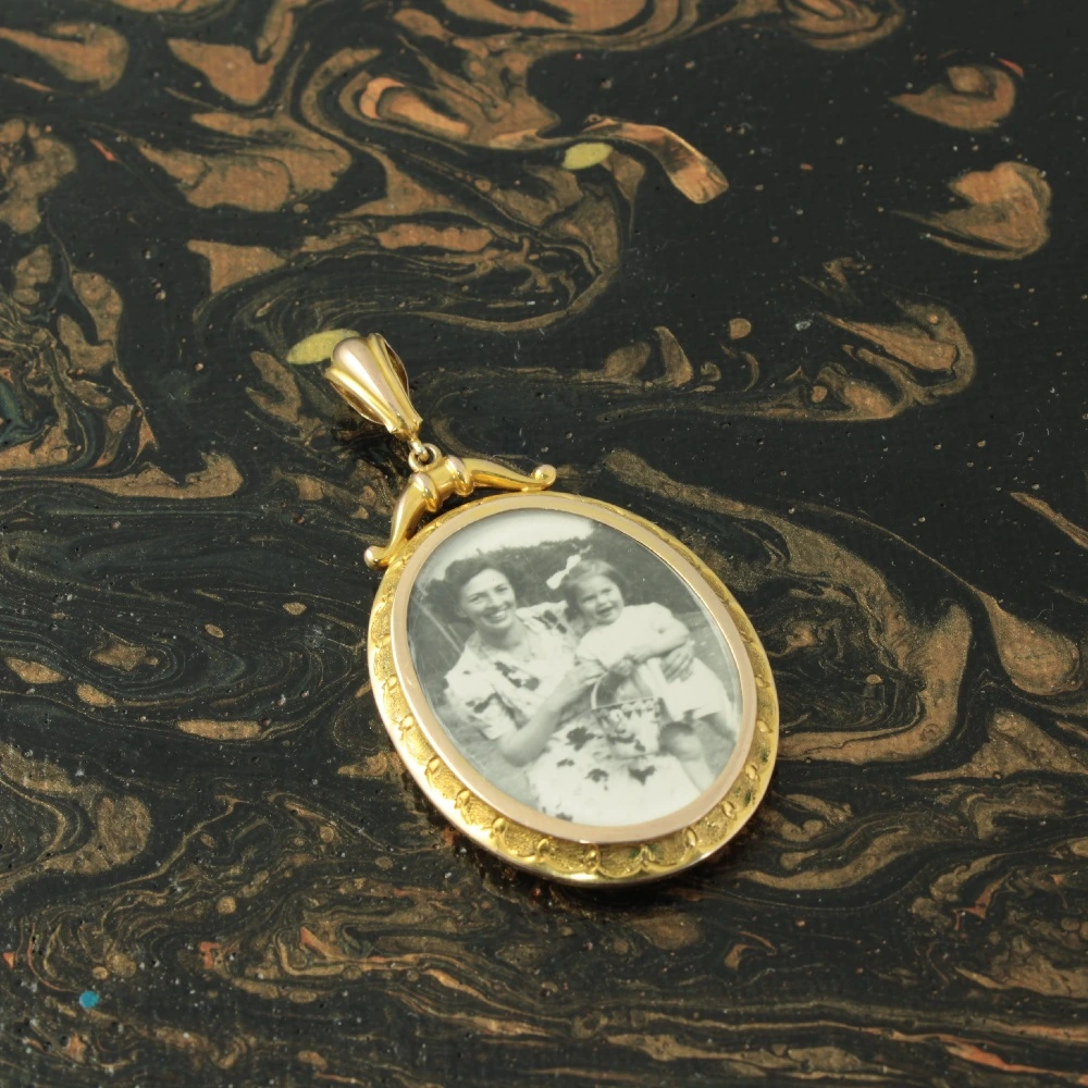 9ct Gold Oval Picture Locket - Image 5